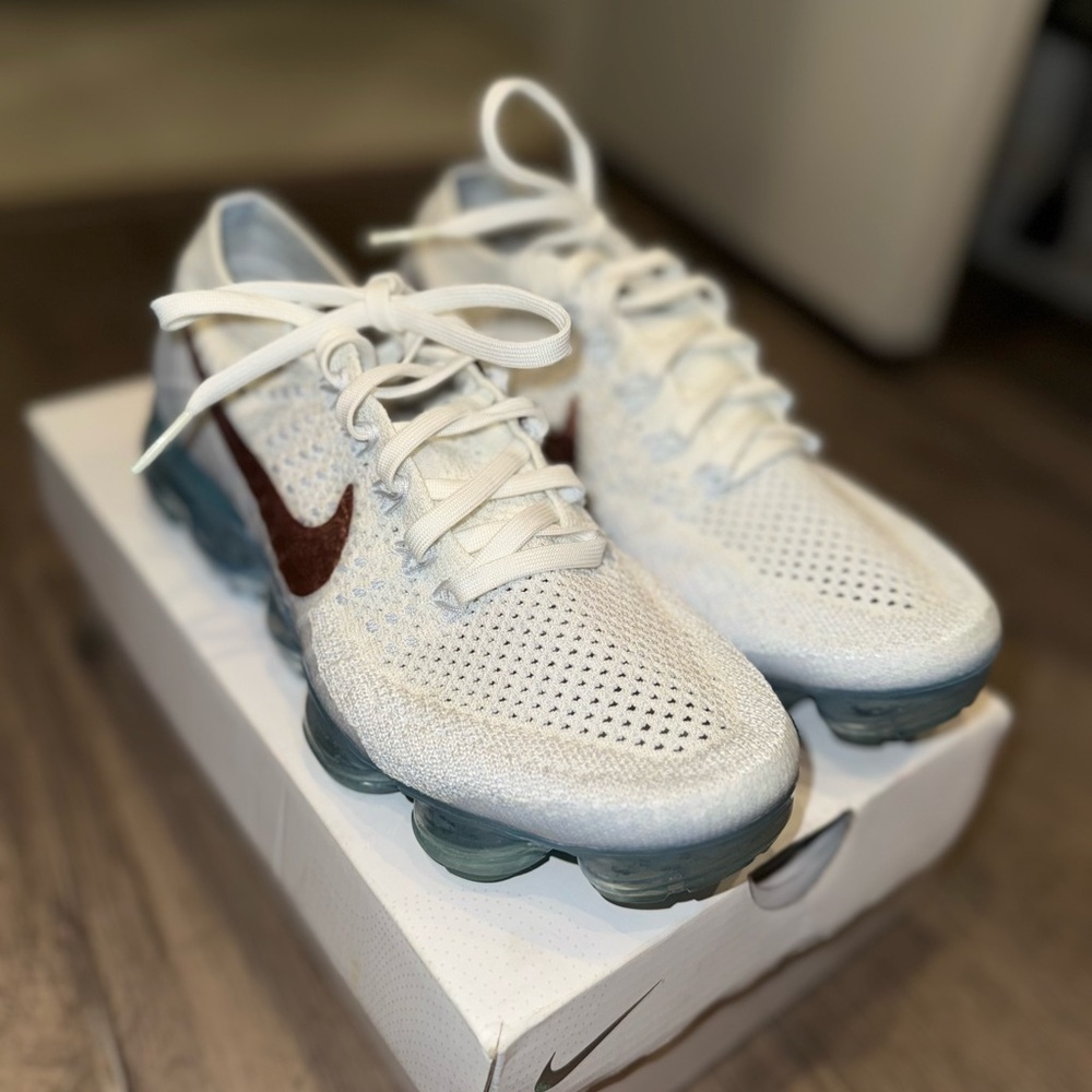 Nike Air VaporMax
Explorer Light (Women's)